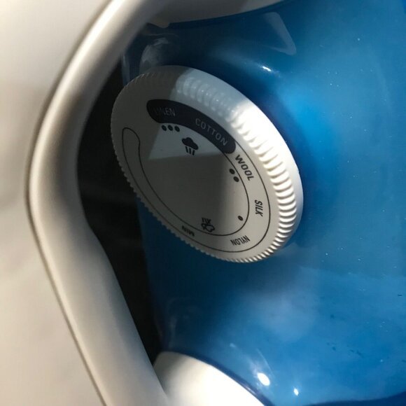 Rowenta Effective 1700W Anti-Drip Steam Iron With Self Clean - Picture 6 of 10